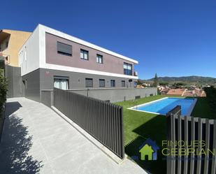 Swimming pool of Flat to rent in Alella