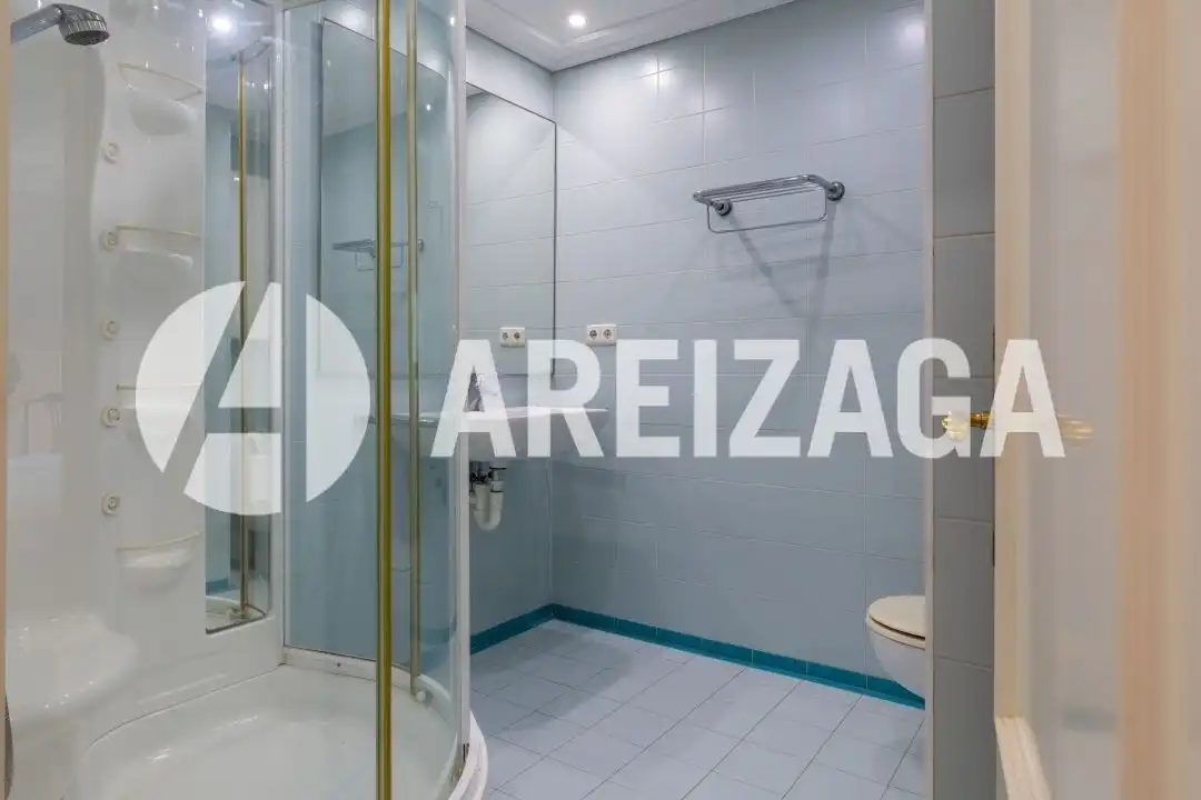 Bathroom of Flat for sale in Donostia - San Sebastián   with Air Conditioner, Heating and Terrace