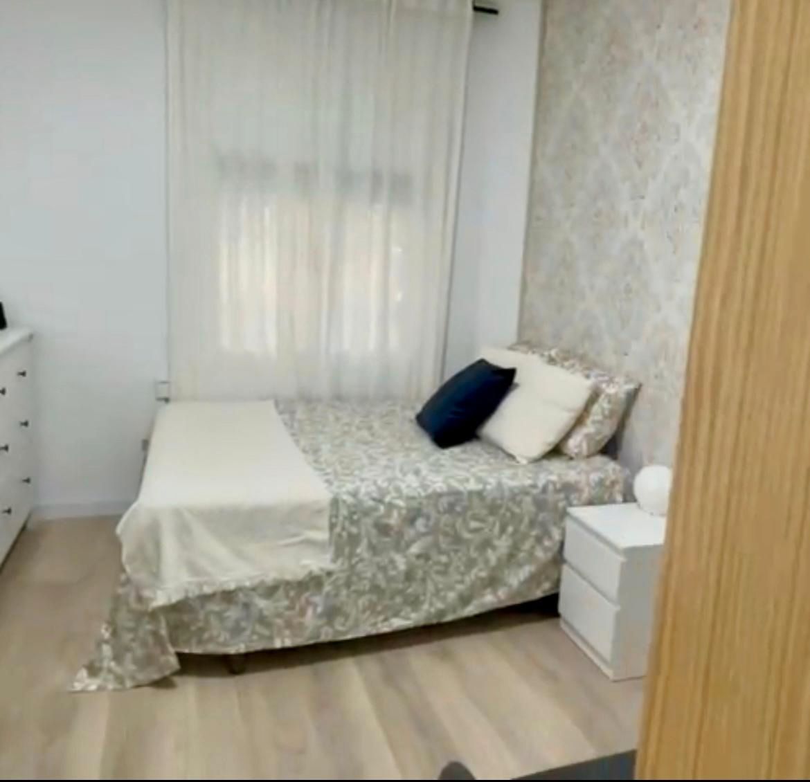 Bedroom of Flat for sale in L'Hospitalet de Llobregat  with Furnished, Oven and Washing machine