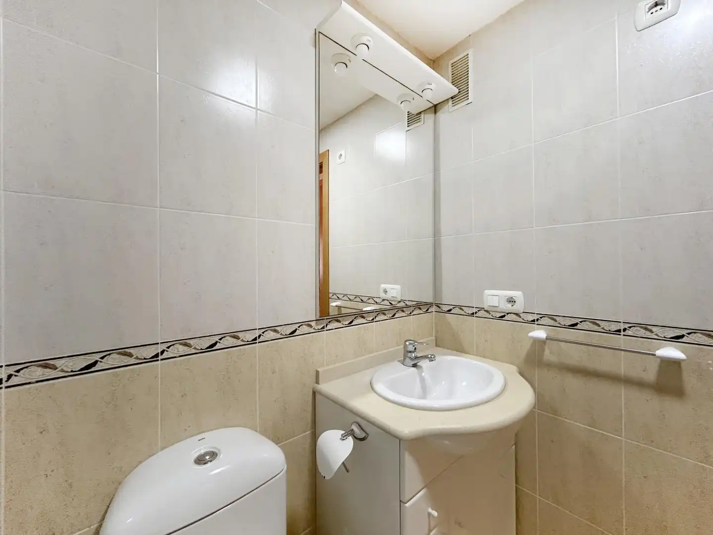 Bany de Apartament en venda en Alicante / Alacant amb Terrassa, Balcó i Alarma