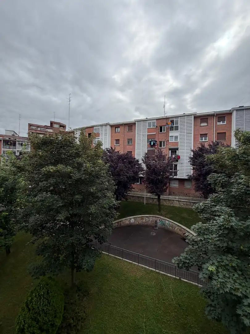 Vista exterior de Pis en venda en Bilbao  amb Calefacció