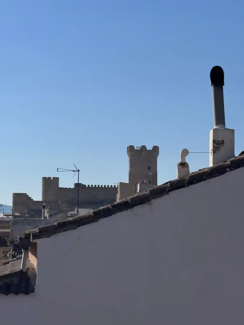 Außenansicht von Einfamilien-Reihenhaus zum Verkauf in Villena mit Heizung, Terrasse und Abstellraum