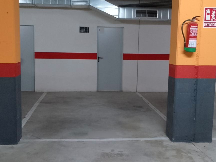 Parking de Garaje de alquiler en Girona Capital con Alarma