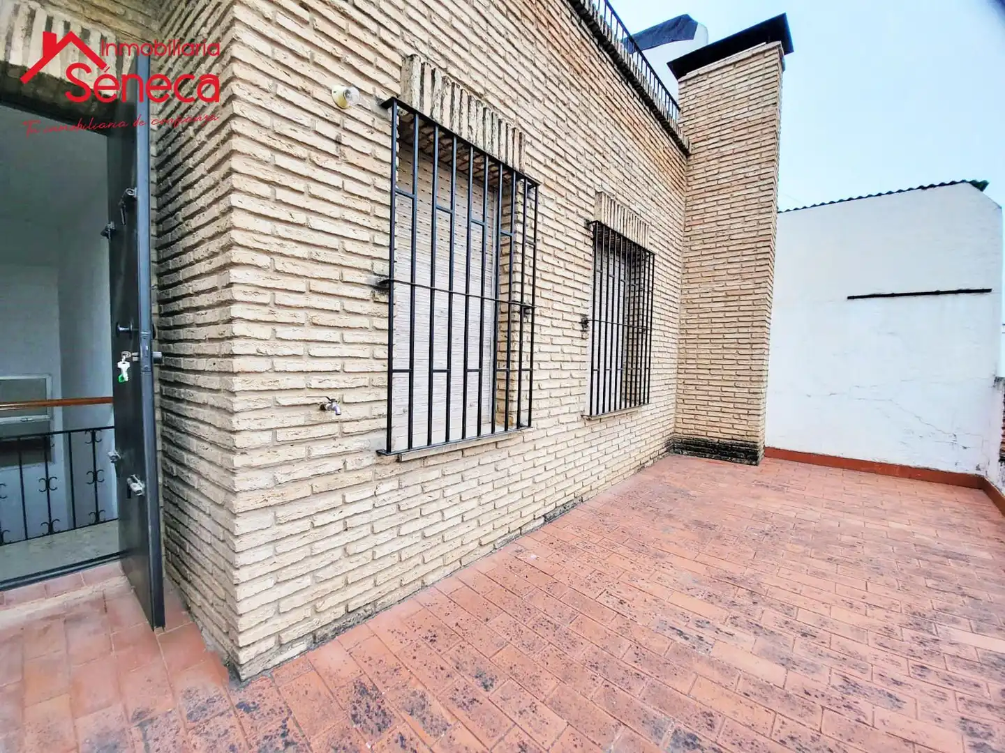 Vista exterior de Edifici en venda en Córdoba