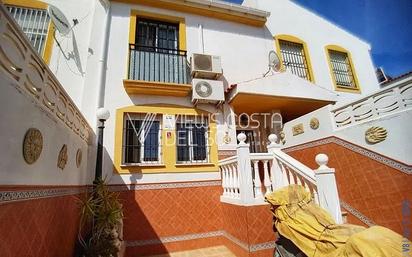 Vista exterior de Casa o xalet en venda en Vélez-Málaga amb Aire condicionat, Terrassa i Piscina