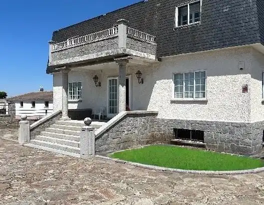 Vista exterior de Casa o xalet en venda en San Cristóbal de Segovia amb Calefacció, Jardí privat i Terrassa