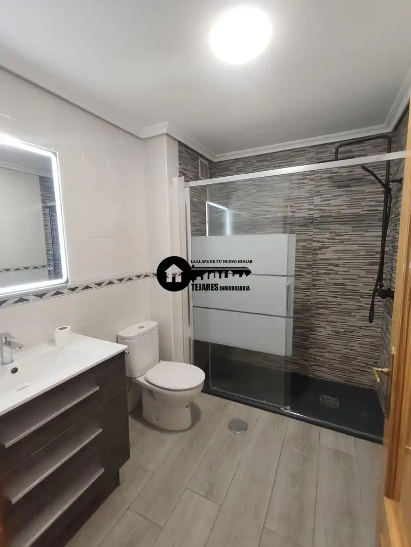 Baño de Piso en venta en Albacete con Calefacción, Trastero y Balcón