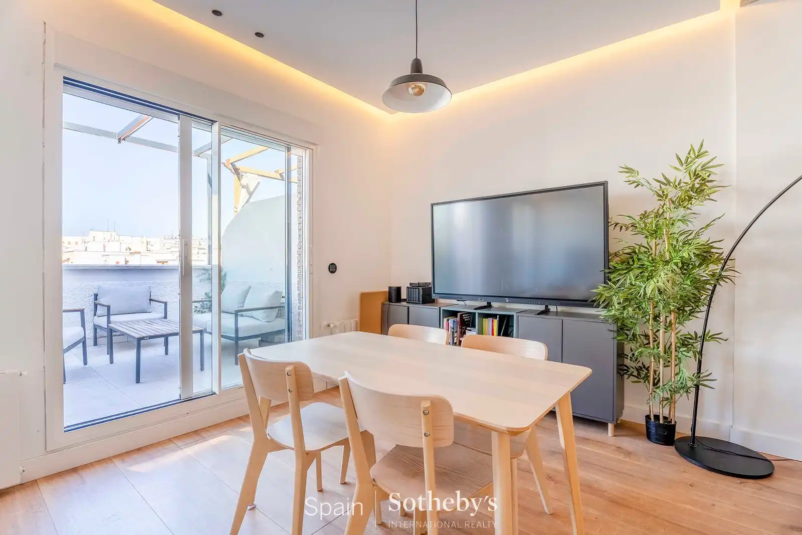Menjador de Apartament en venda en Madrid amb Aire condicionat, Calefacció i Terrassa