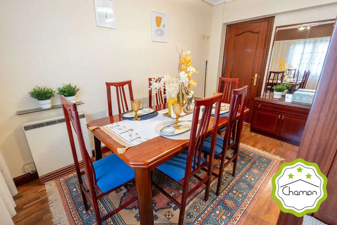 Comedor de Piso en venta en Bilbao  con Calefacción, Jardín privado y Amueblado