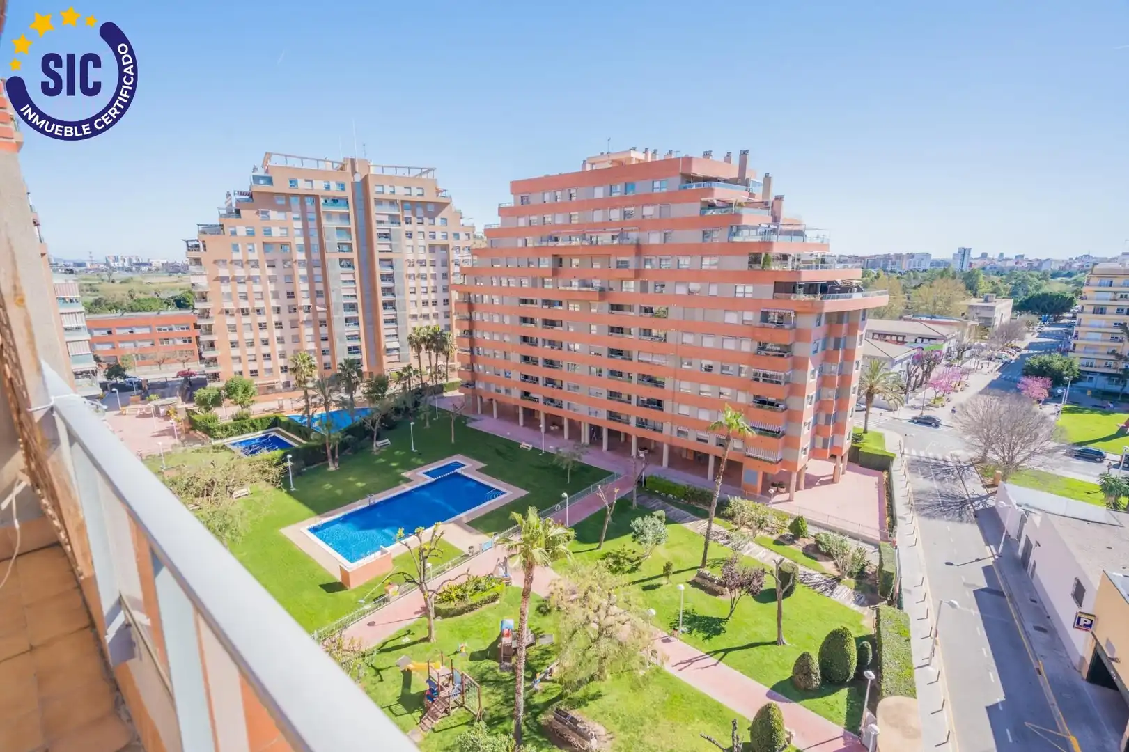 Vista exterior de Àtic en venda en Mislata amb Aire condicionat, Calefacció i Jardí privat