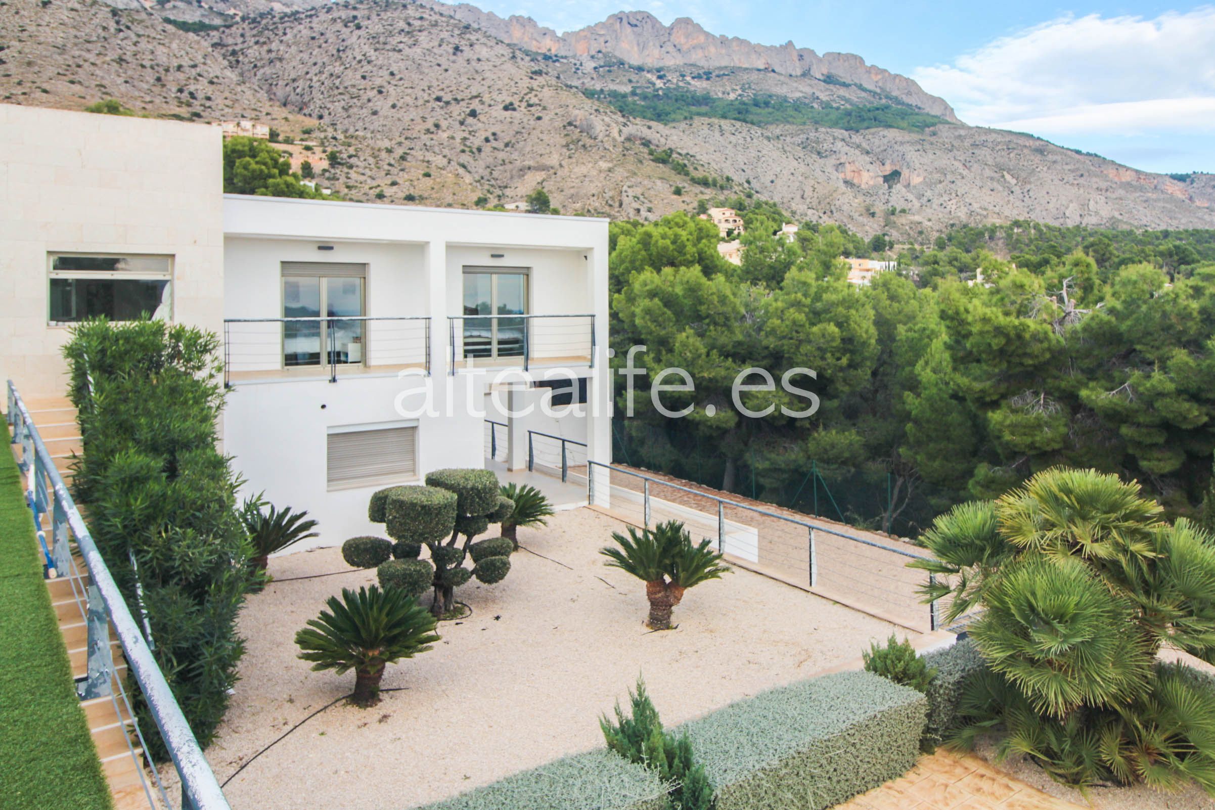 Vista exterior de Casa o xalet en venda en Altea amb Aire condicionat, Jardí privat i Terrassa