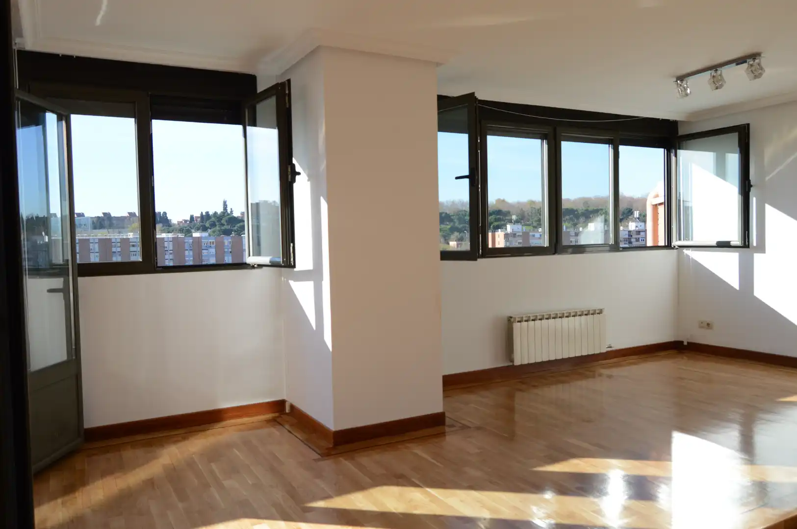 Attic for rent in Madrid  with Air Conditioner, Heating and Parquet flooring