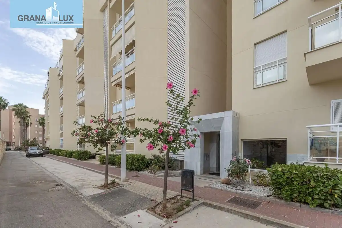 Vista exterior de Pis en venda en Motril amb Calefacció, Terrassa i Balcó