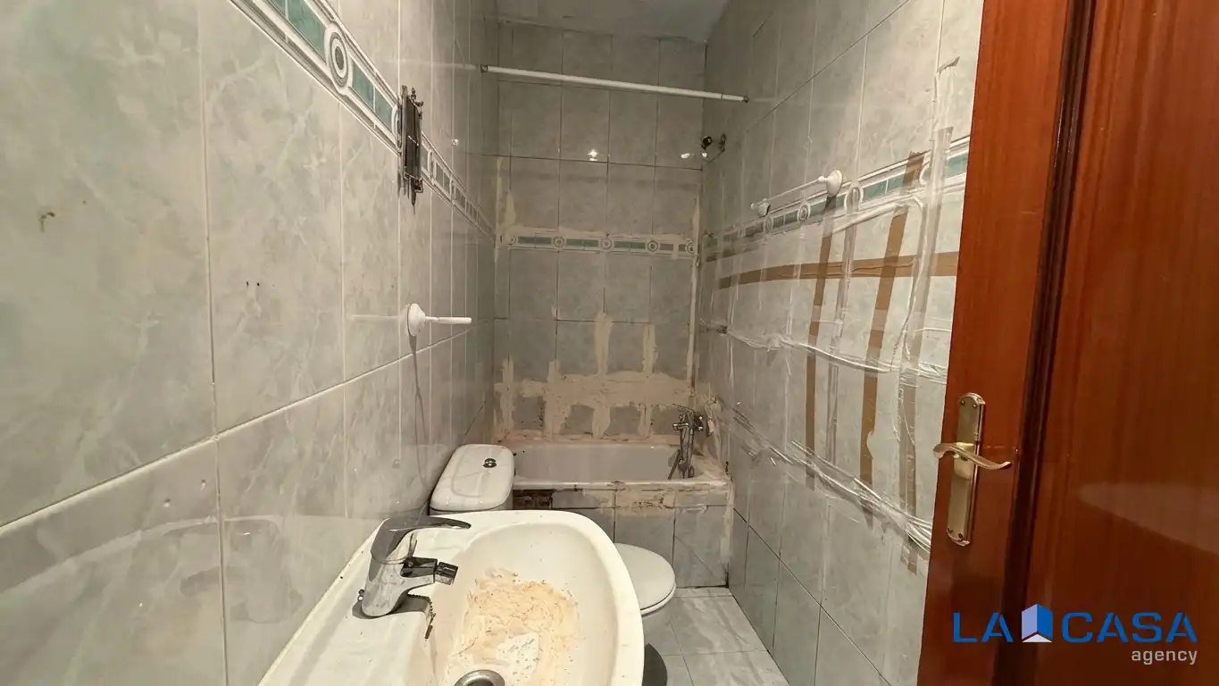 Bathroom of Ground floor for sale in Madrid