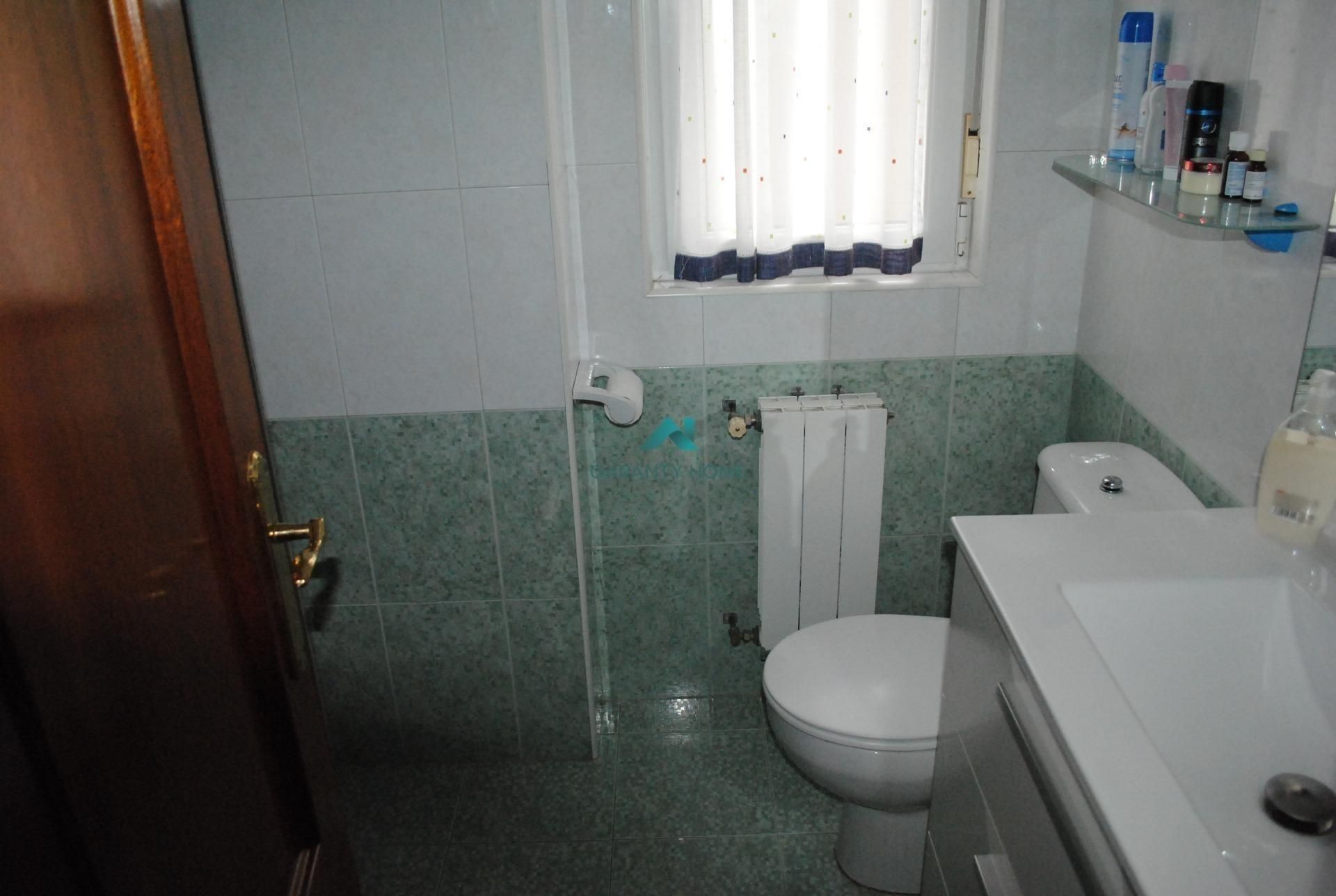 Badezimmer von Wohnung zum Verkauf in Bárcena de Cicero mit Heizung, Terrasse und Möbliert