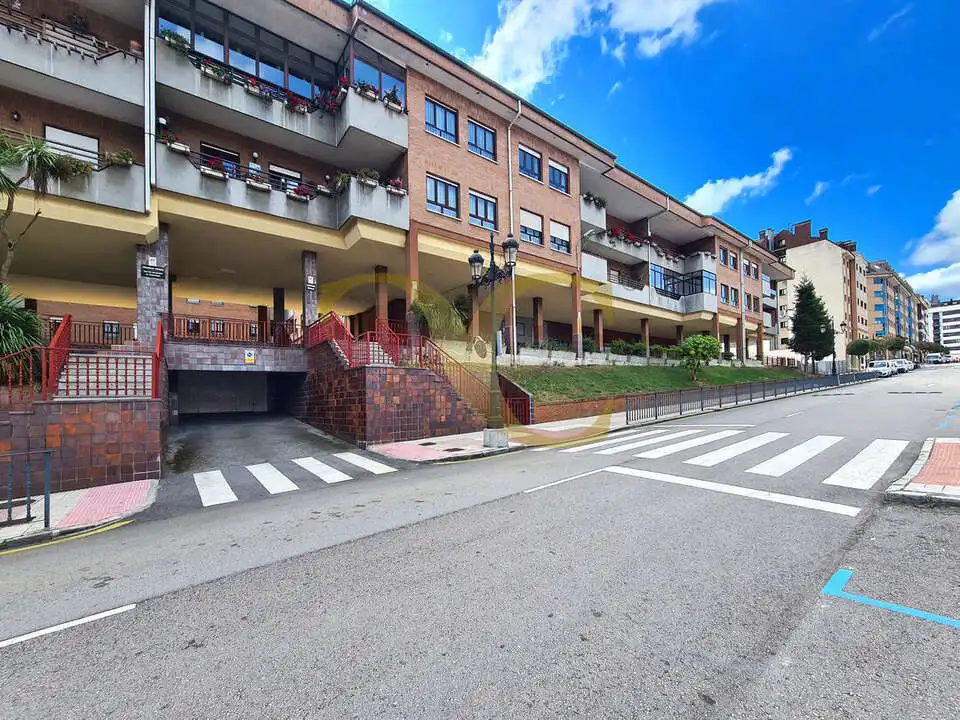Vista exterior de Garatge en venda en Oviedo 