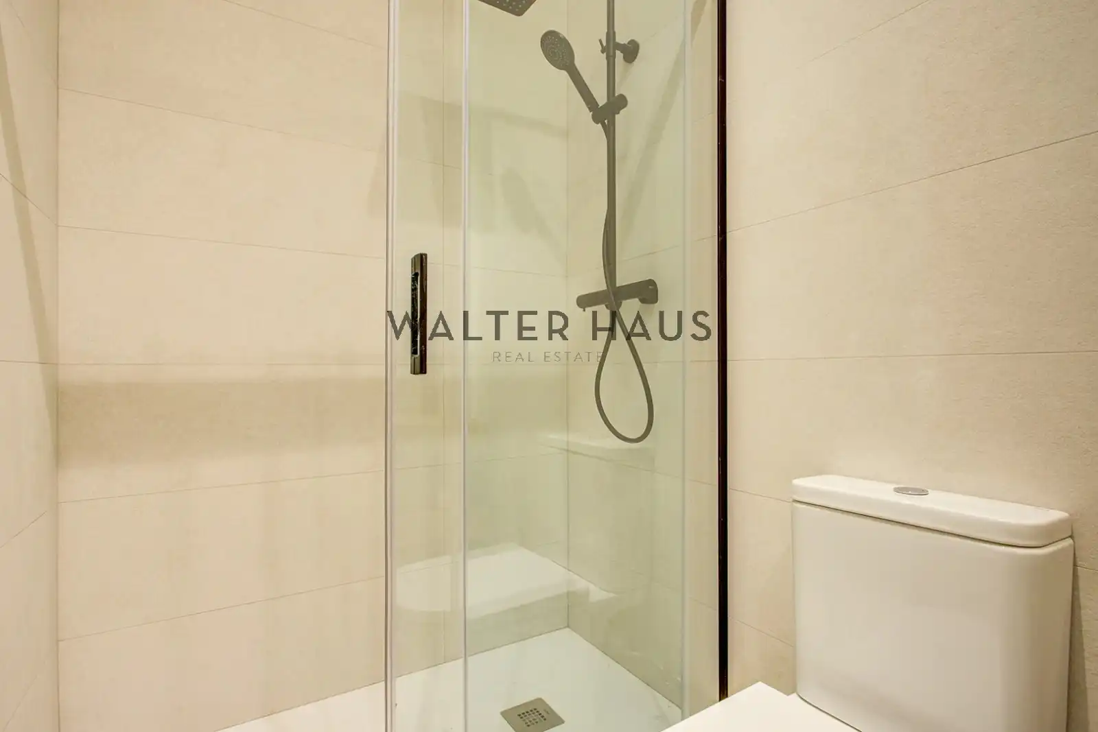 Baño de Piso en venta en Barcelona con Aire acondicionado, Amueblado y Horno