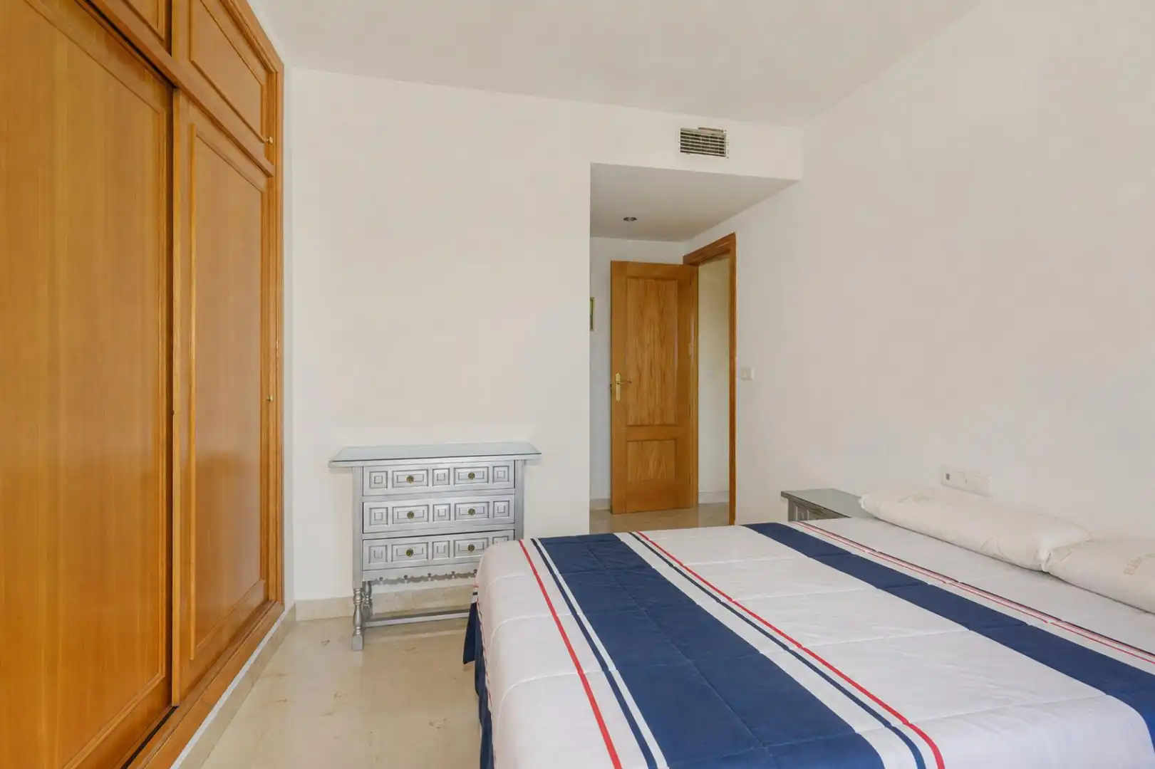 Habitación de Piso en venta en Granada con Calefacción, Balcón y Piscina comunitaria