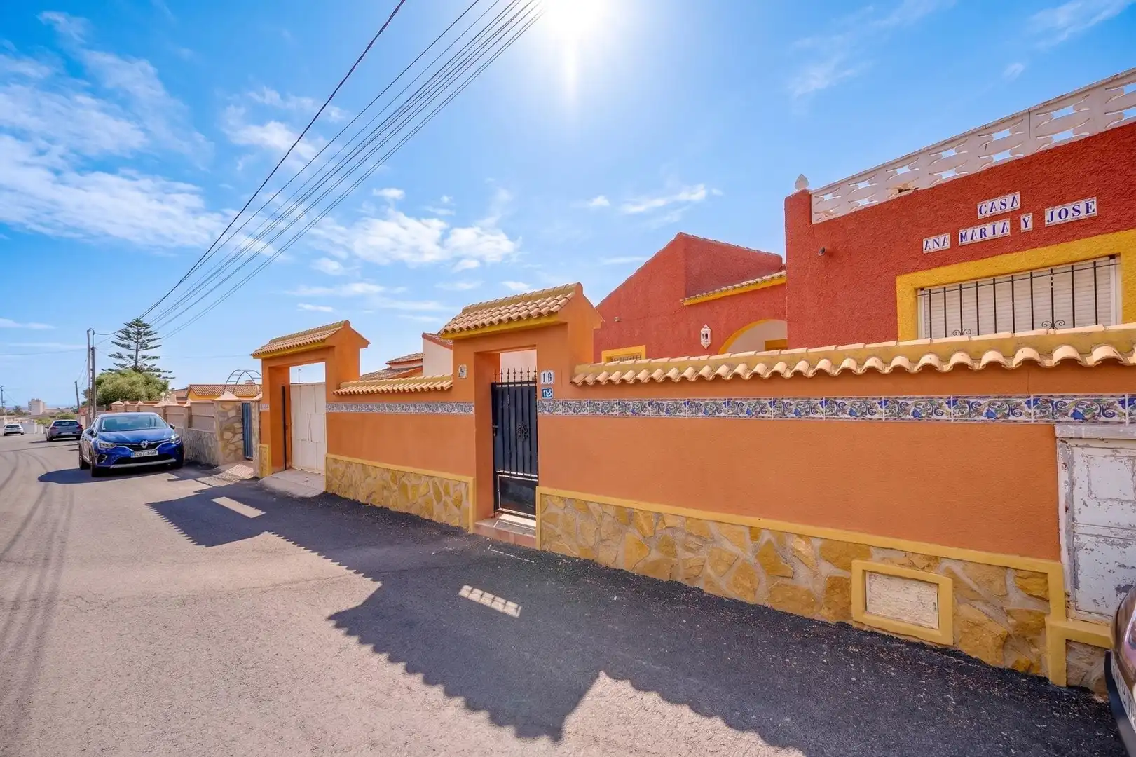 Vista exterior de Casa adosada en venda en Orihuela amb Aire condicionat, Jardí privat i Terrassa