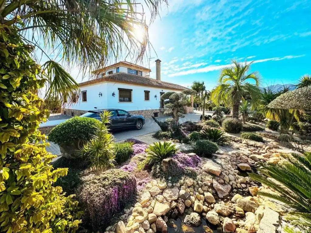Vista exterior de Casa o xalet en venda en Orihuela amb Aire condicionat, Jardí privat i Traster