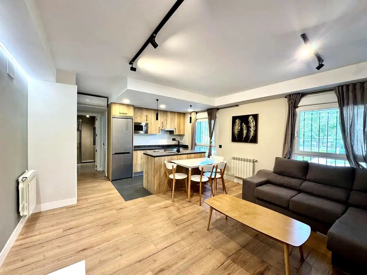 Cuina de Apartament de lloguer en Madrid amb Aire condicionat, Calefacció i Moblat