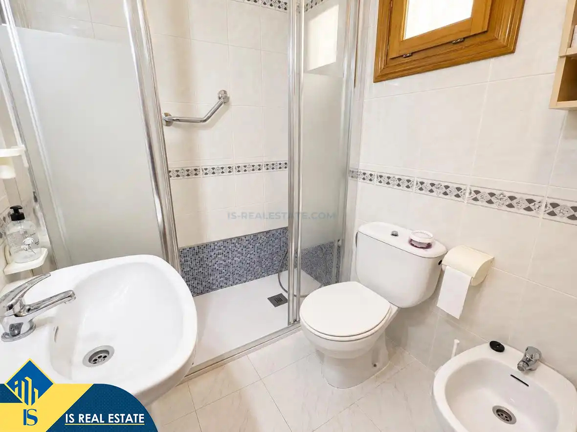 Baño de Apartamento en venta en Torrevieja con Aire acondicionado, Calefacción y Terraza