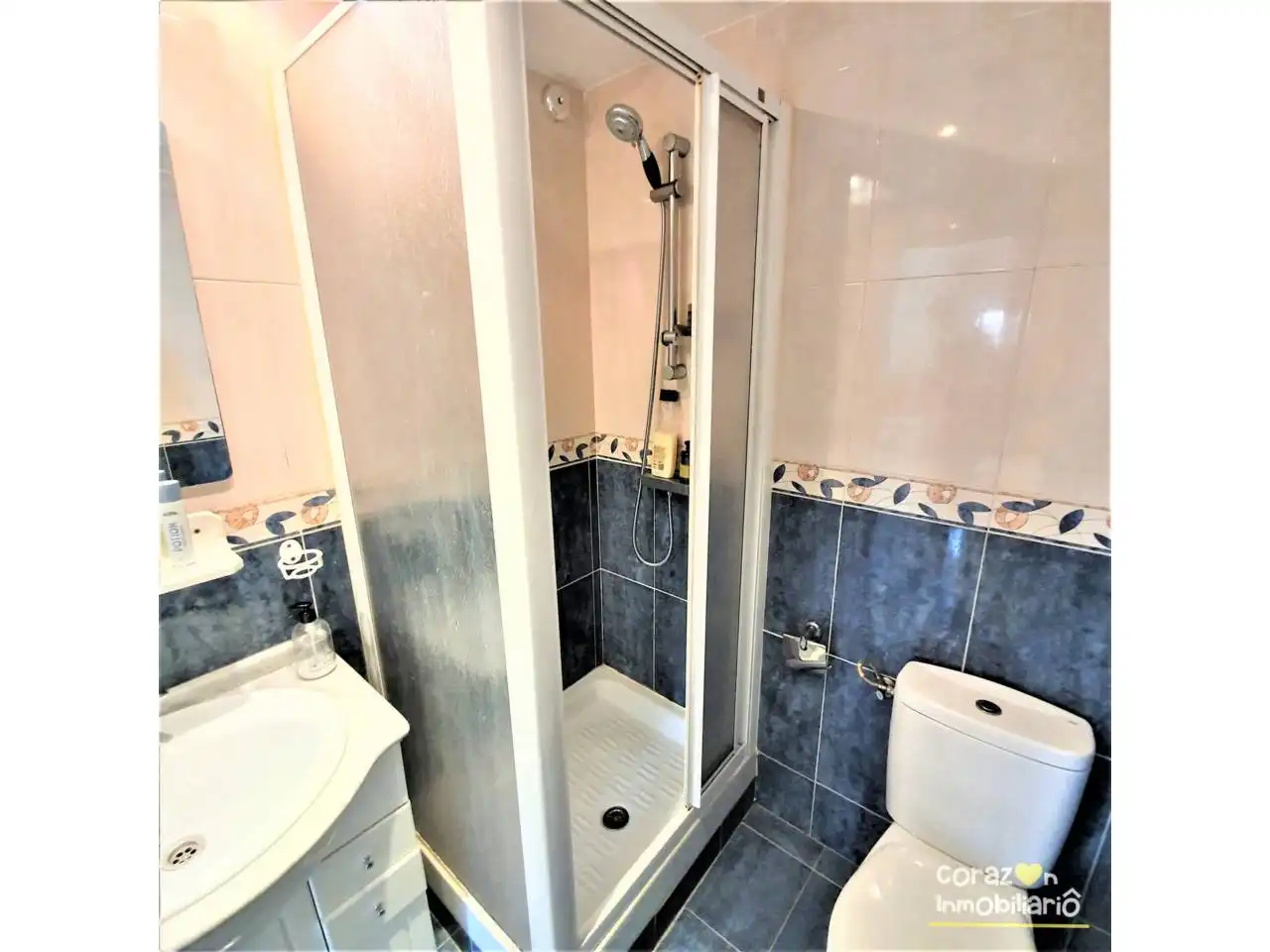Bathroom of Study for rent in Madrid  with Air Conditioner, Parquet flooring and Storage room