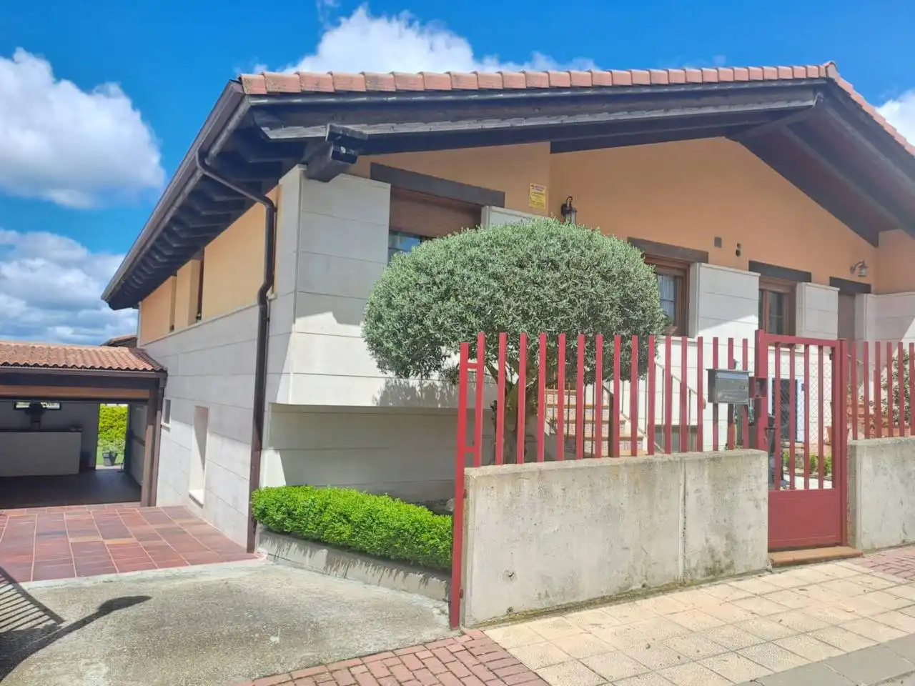 Vista exterior de Casa adosada en venda en Villagonzalo Pedernales amb Calefacció, Jardí privat i Terrassa