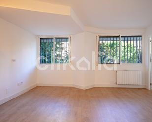 Bedroom of Flat for sale in  Madrid Capital  with Air Conditioner