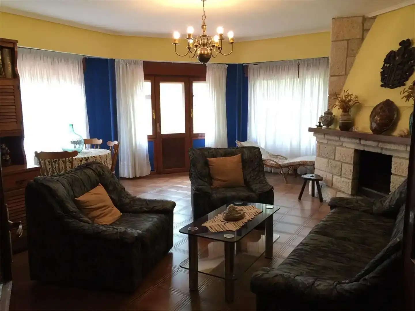 Sala d'estar de Finca rústica en venda en Merindad de Cuesta-Urria amb Jardí privat, Traster i Piscina