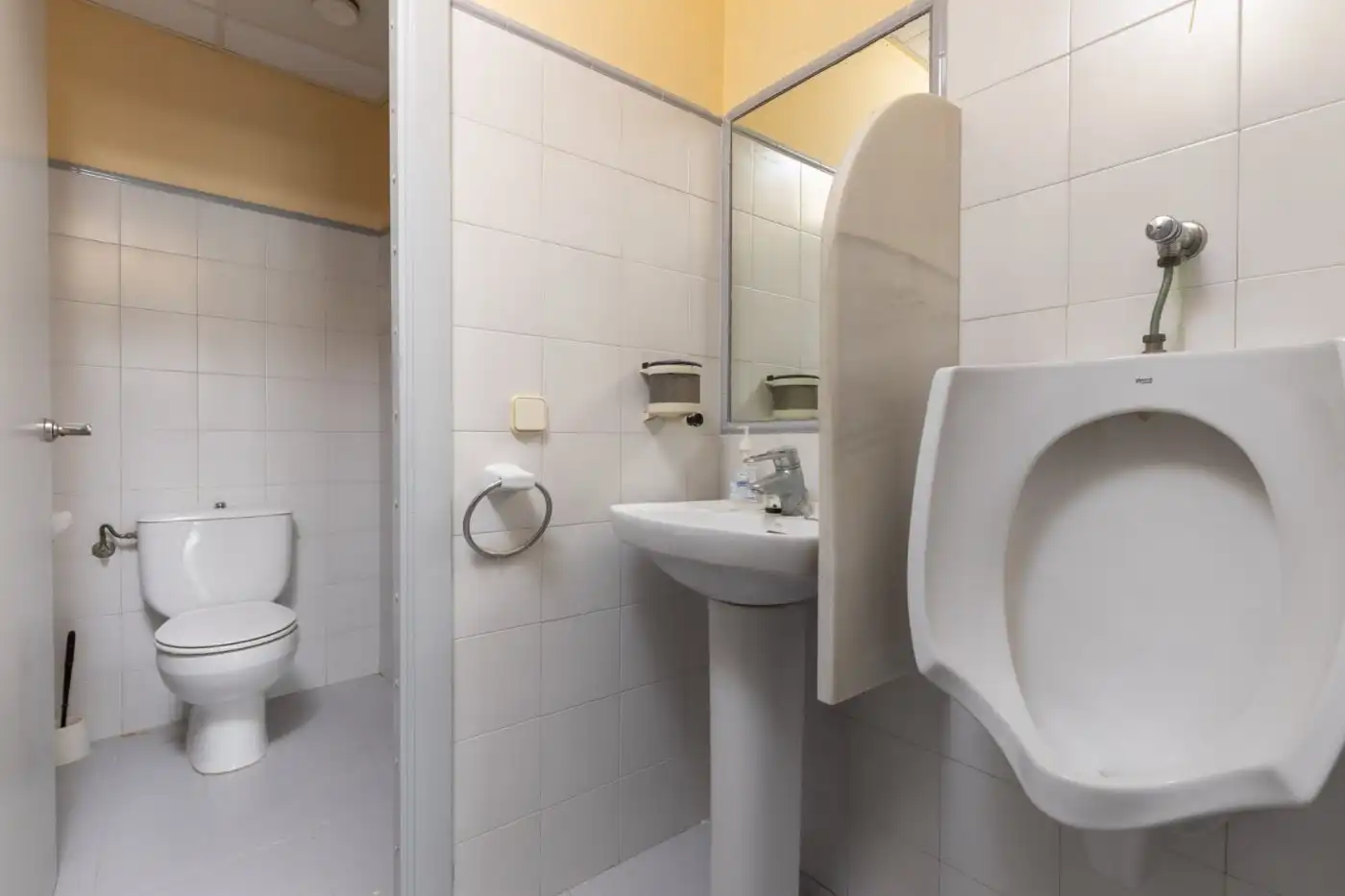 Bathroom of Commercial properties for sale in Montefrío  with Air Conditioner