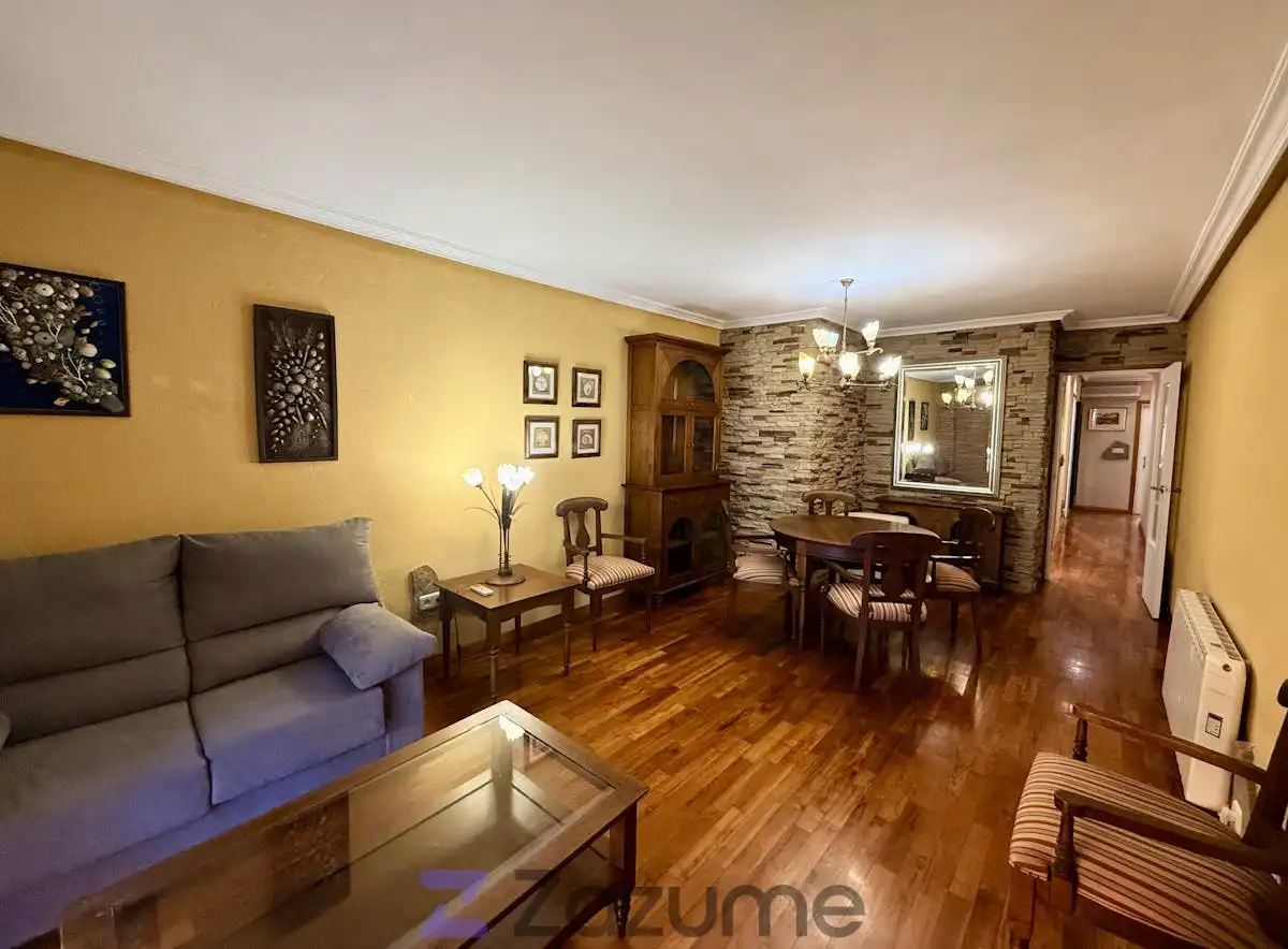 Flat with terrace to rent in C. Vara de Rey
