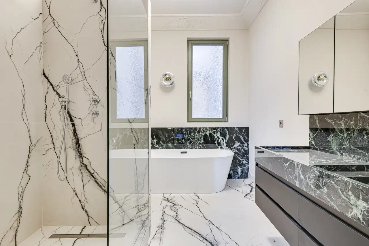 Badezimmer von Wohnungen zum Verkauf in Barcelona mit Klimaanlage, Heizung und Parkett