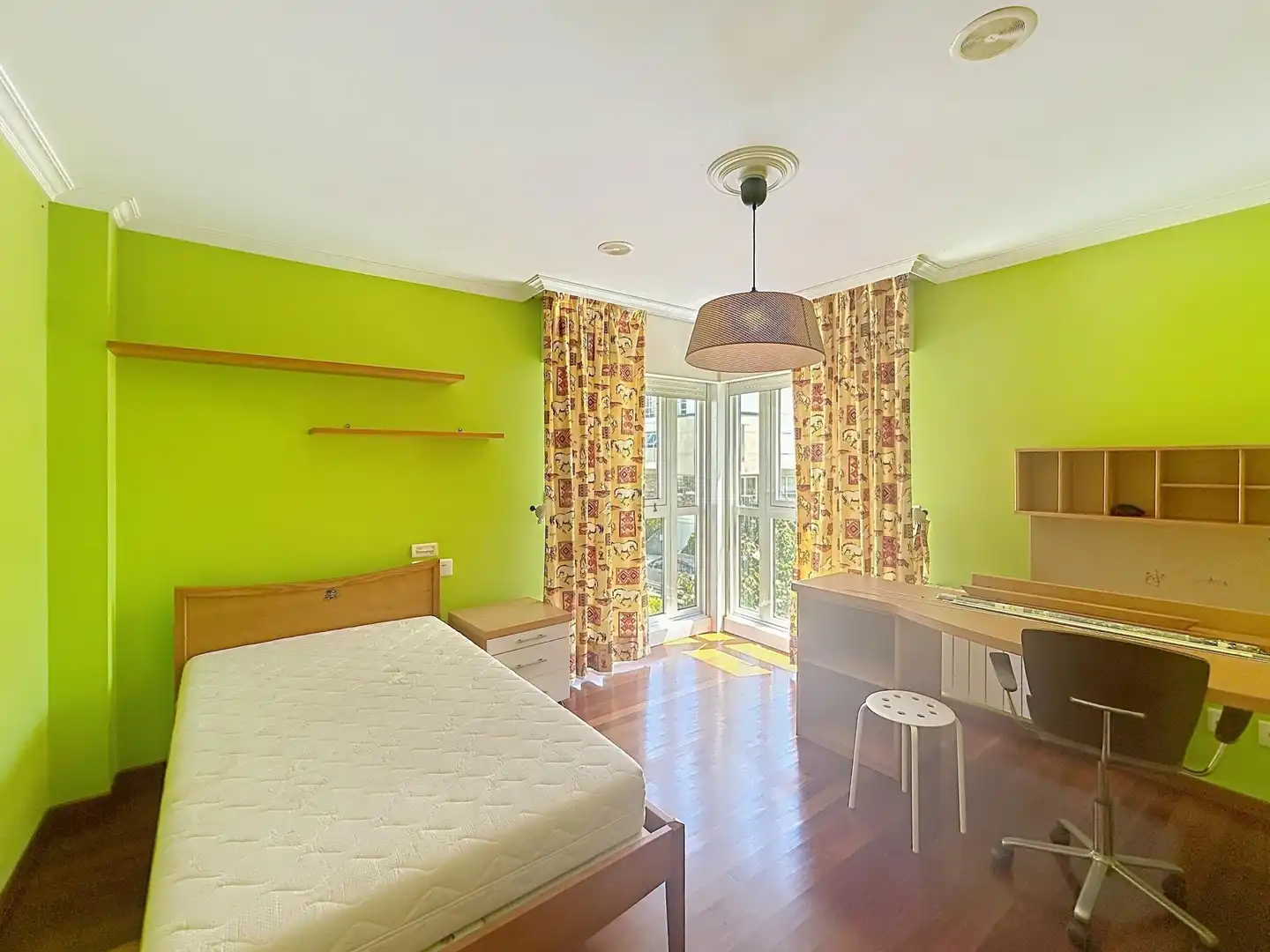 Habitación de Casa adosada en venta en Santiago de Compostela  con Calefacción, Terraza y Piscina comunitaria