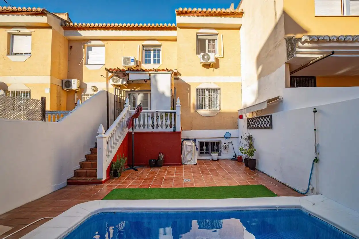 Jardí de Casa adosada en venda en Ogíjares amb Aire condicionat, Calefacció i Piscina