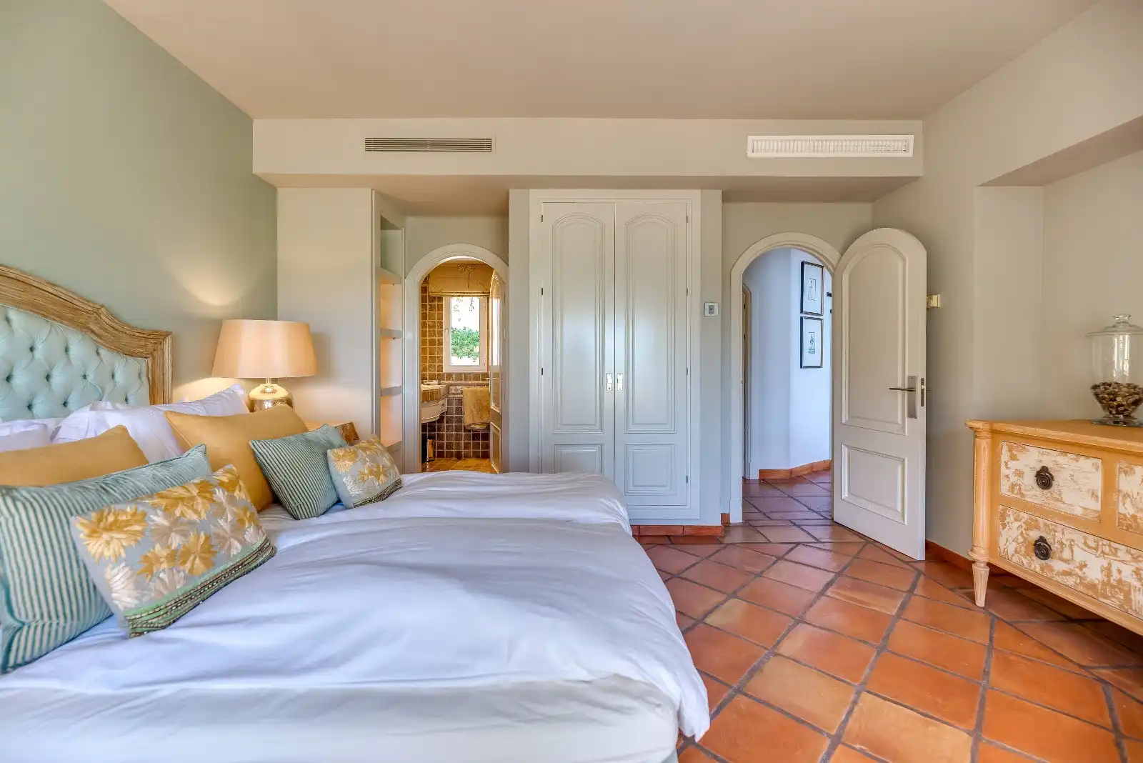Dormitori de Casa o xalet en venda en Marbella amb Aire condicionat, Jardí privat i Terrassa