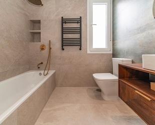 Bathroom of Flat for sale in  Madrid Capital  with Air Conditioner and Heating