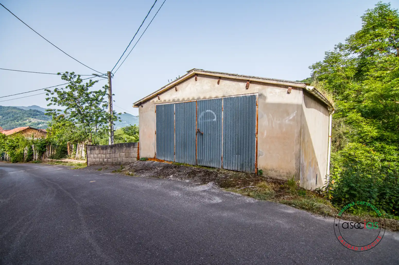 Vista exterior de Casa o xalet en venda en San Martín del Rey Aurelio amb Calefacció, Jardí privat i Terrassa