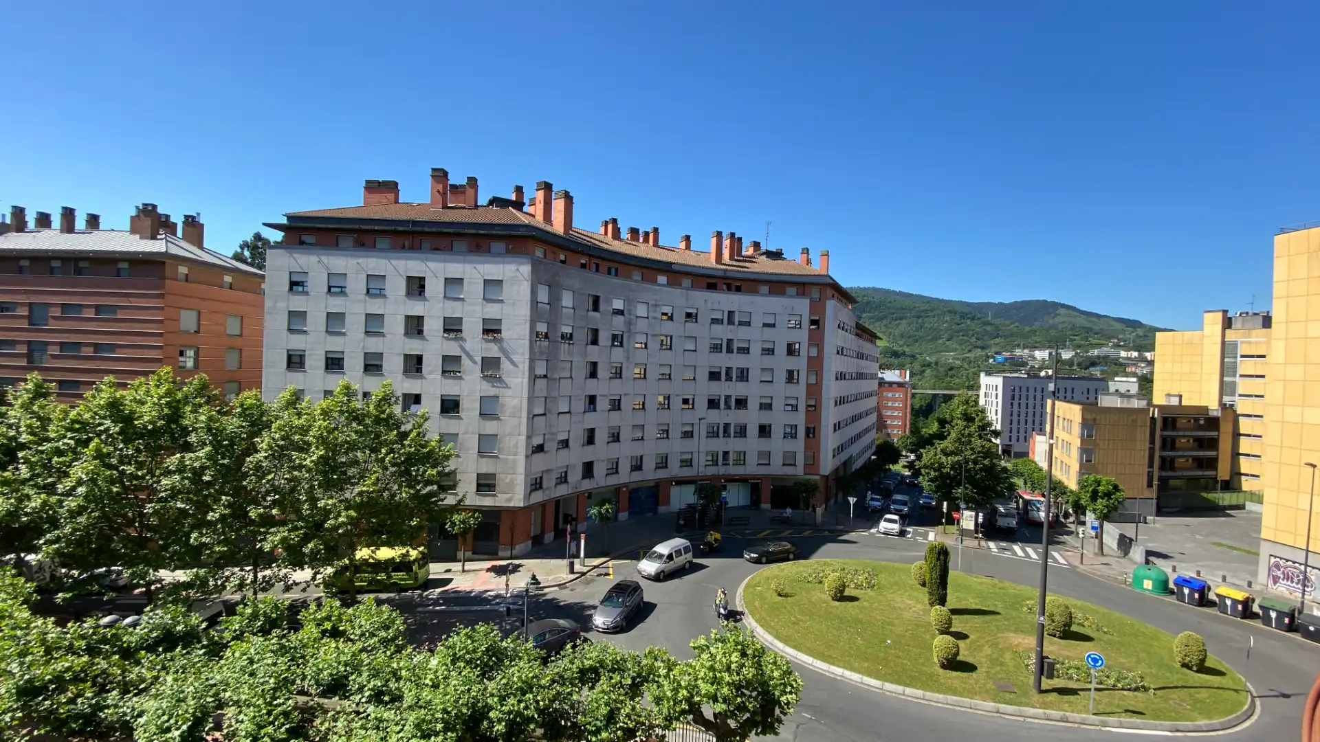 Vista exterior de Pis en venda en Bilbao  amb Calefacció, Moblat i Balcó