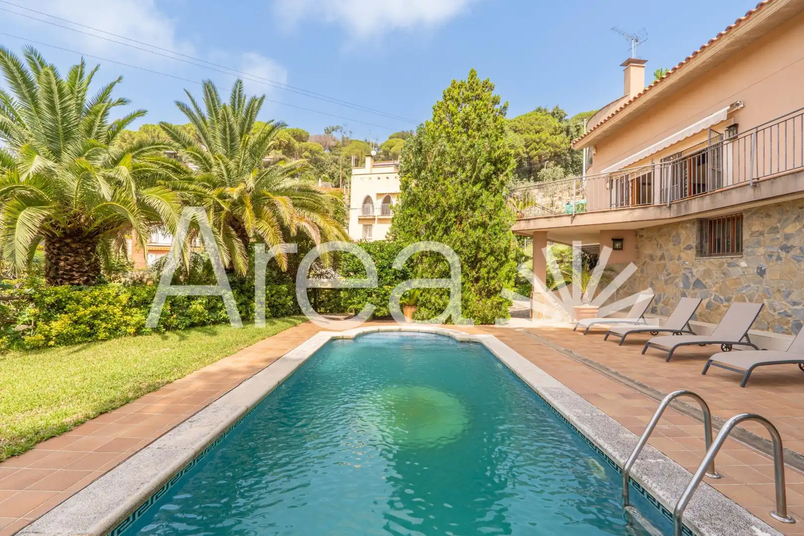 Vista exterior de Casa o xalet en venda en Mataró amb Jardí privat, Terrassa i Piscina