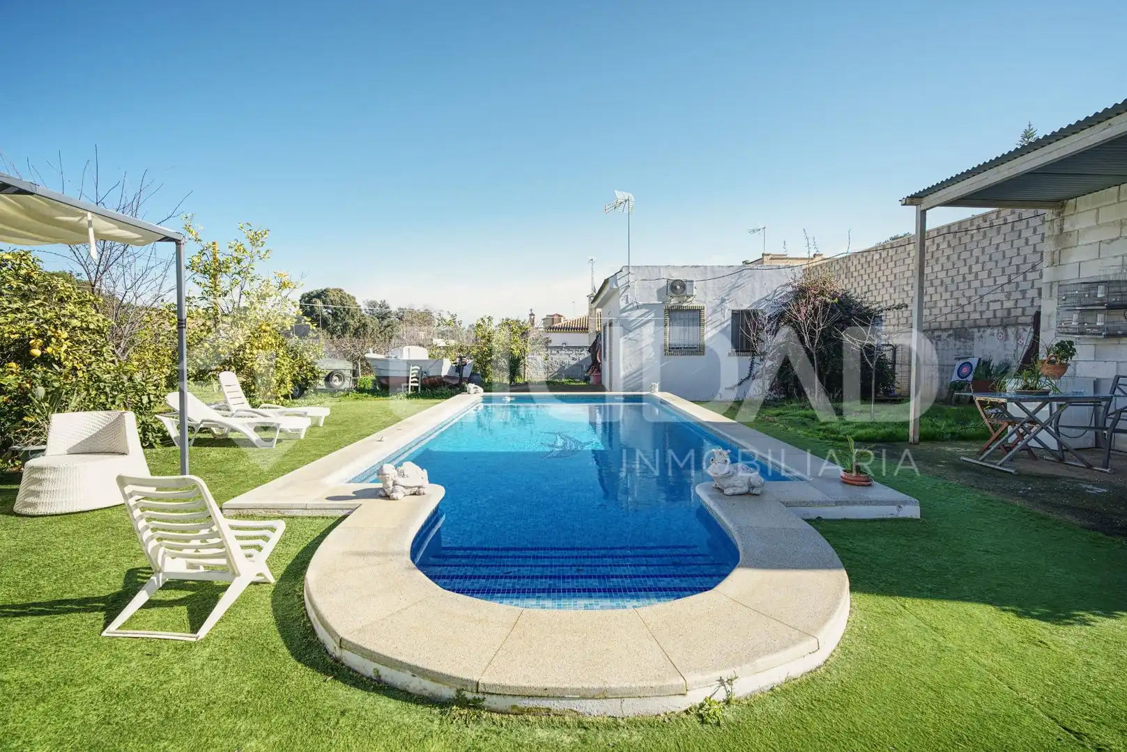 Schwimmbecken von Haus oder Chalet zum Verkauf in La Puebla del Río mit Klimaanlage, Privatgarten und Terrasse