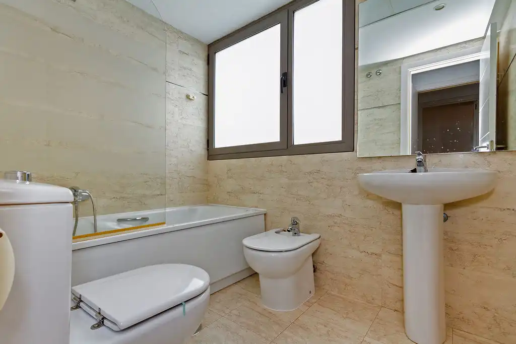 Bathroom of Flat for sale in Madrid  with Storage room and Swimming Pool