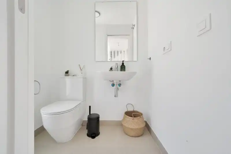 Baño de Casa adosada de alquiler en Estepona con Aire acondicionado, Jardín privado y Terraza
