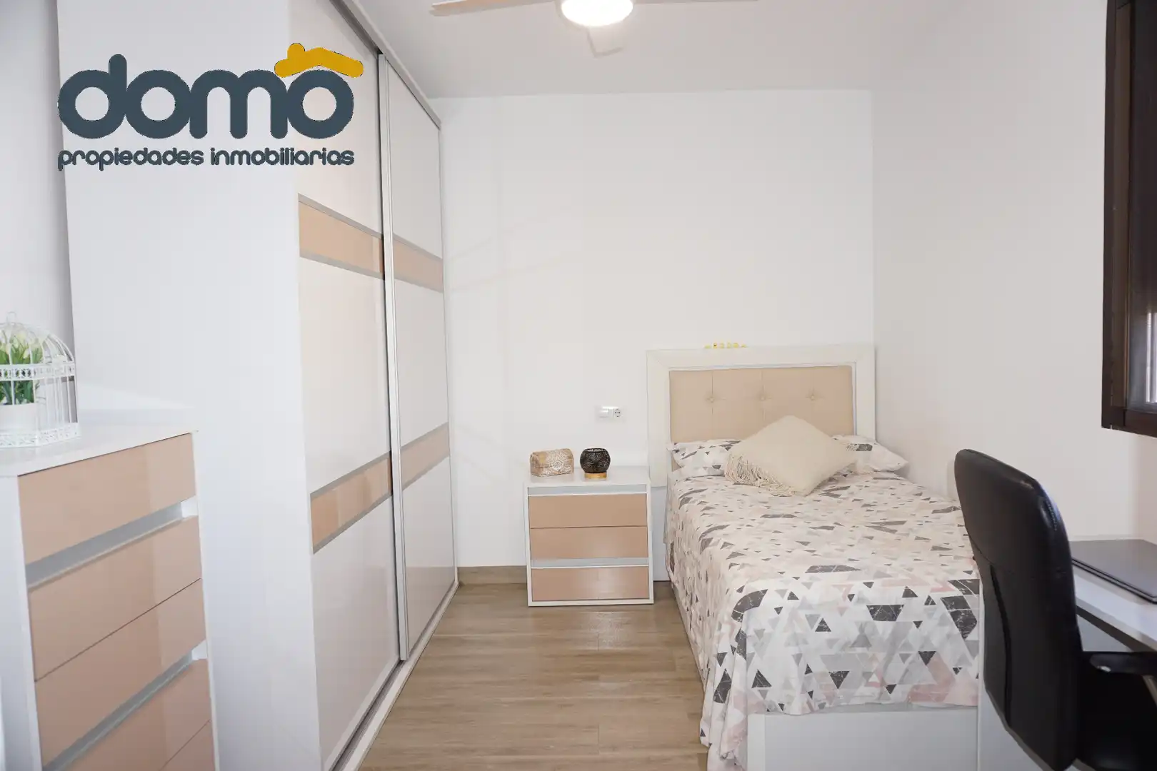 Habitación de Piso en venta en Almería con Aire acondicionado, Terraza y Piscina comunitaria