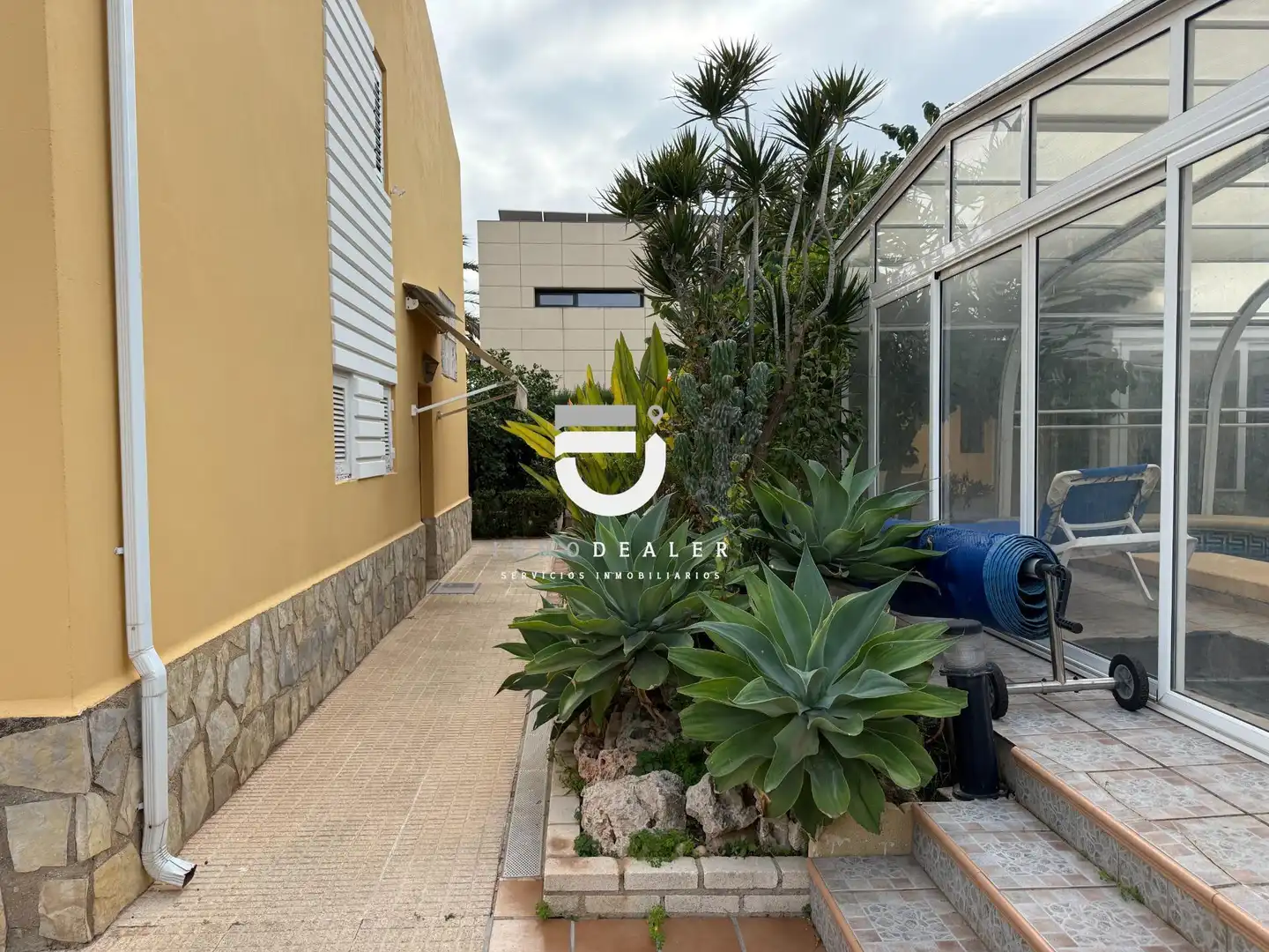 Vista exterior de Casa o xalet en venda en Oliva amb Jardí privat, Terrassa i Piscina