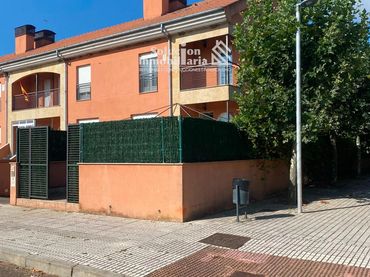 Maison mitoyenne avec balcon à vendre à GREEN