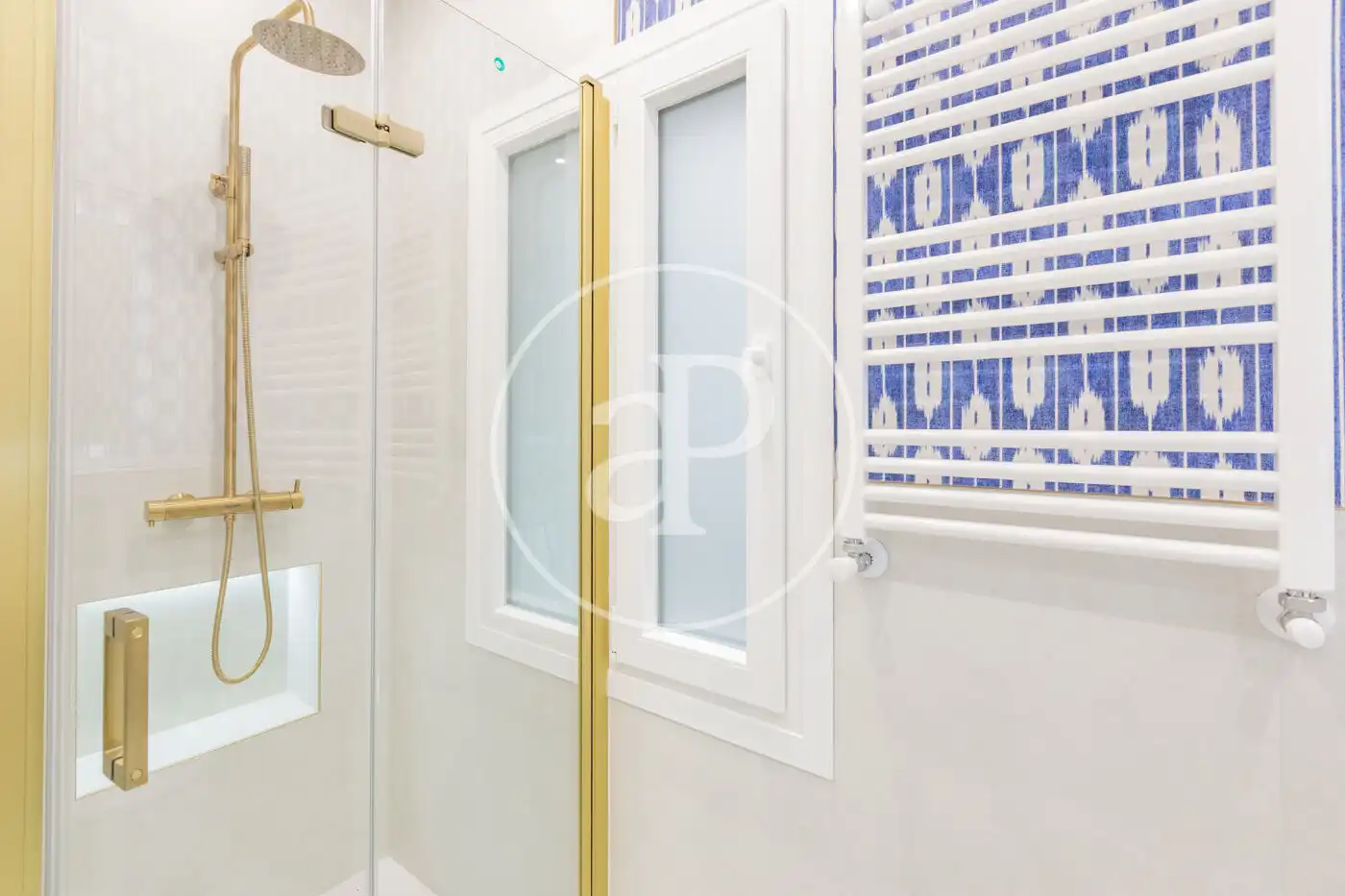 Bathroom of Flat for sale in Madrid  with Air Conditioner and Heating