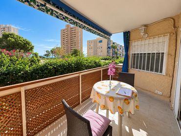 Apartament amb balcó en venda a Carrer el Pinós 18