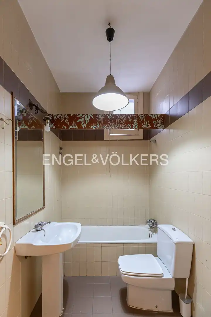 Bathroom of Flat for sale in Madrid  with Air Conditioner, Heating and Parquet flooring