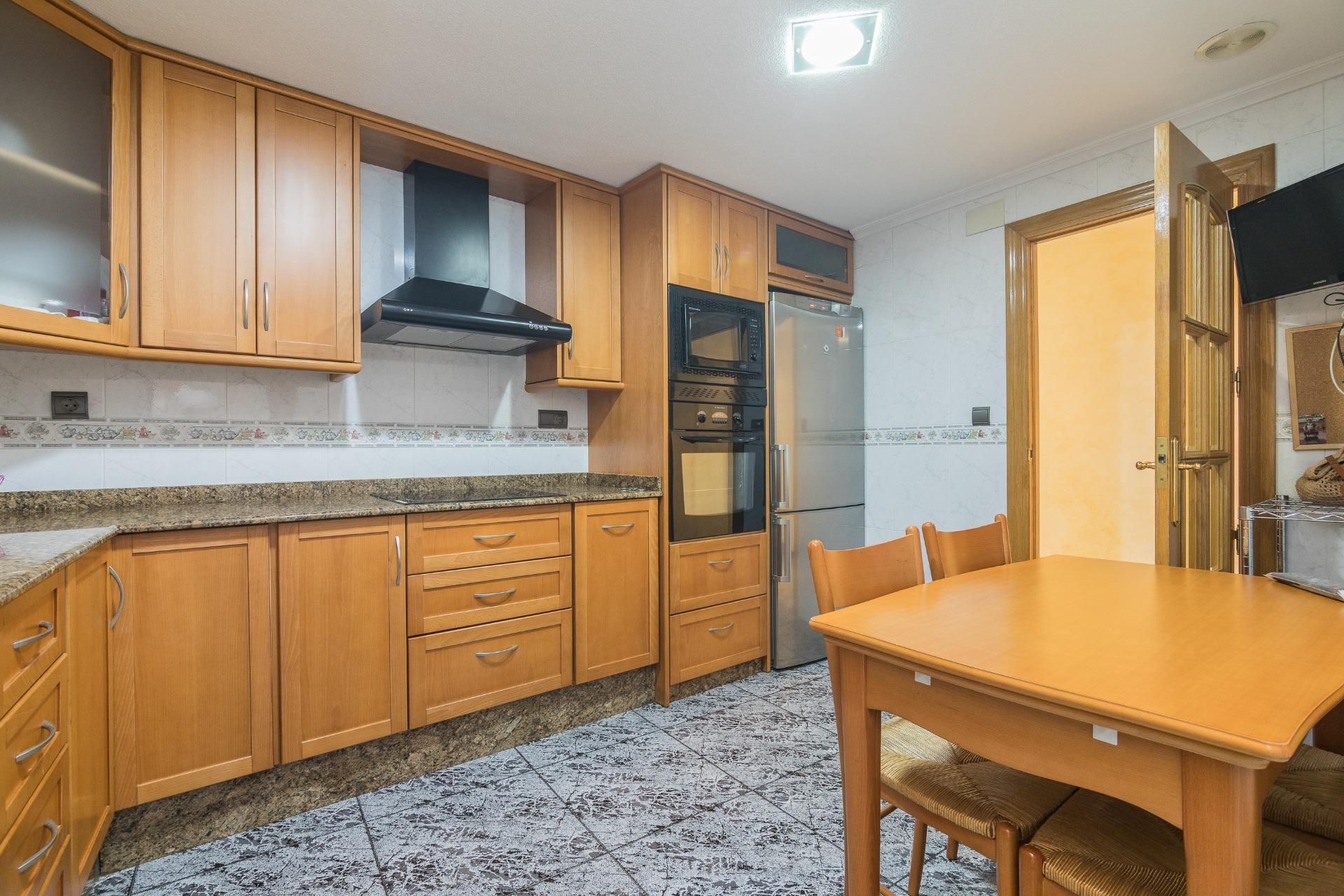 Cuina de Apartament en venda en Elche / Elx amb Aire condicionat i Terrassa